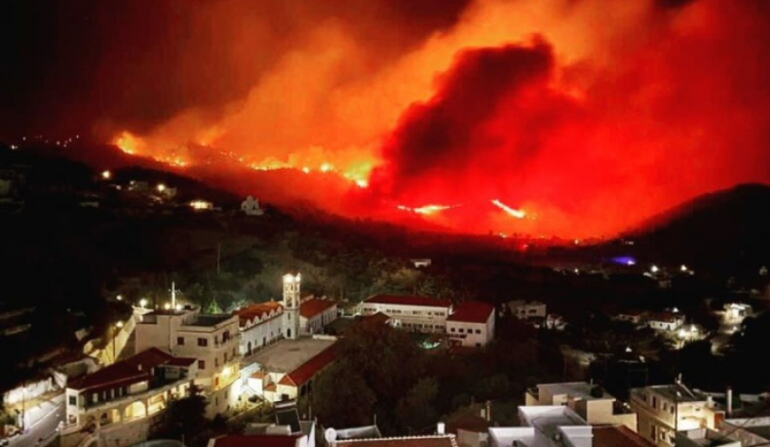 Μεγάλη φωτιά στην Κάρπαθο, μεγάλο πύρινο μέτωπο στο νησί