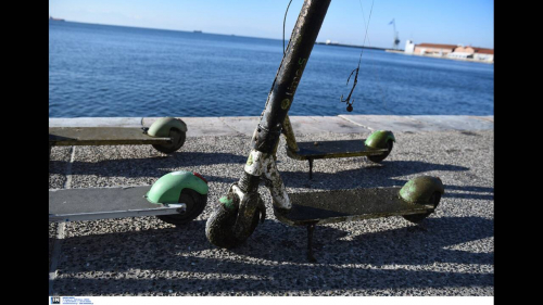 Θεσσαλονίκη: Καθάρισαν τη μισή παραλία και «ψάρεψαν» 50 ηλεκτρικά πατίνια από τον βυθό του Θερμαϊκού